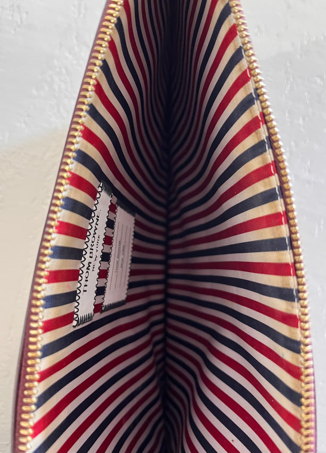 톰브라운 Thom Browne 삼선탭 클러치백 버건디(유광) 상품이미지4