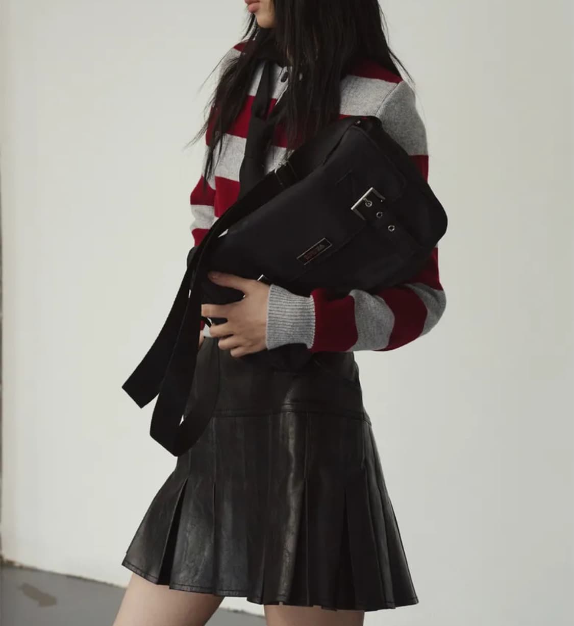 NYLON BUCKLE MESSENGER BAG BLACK 상품이미지2