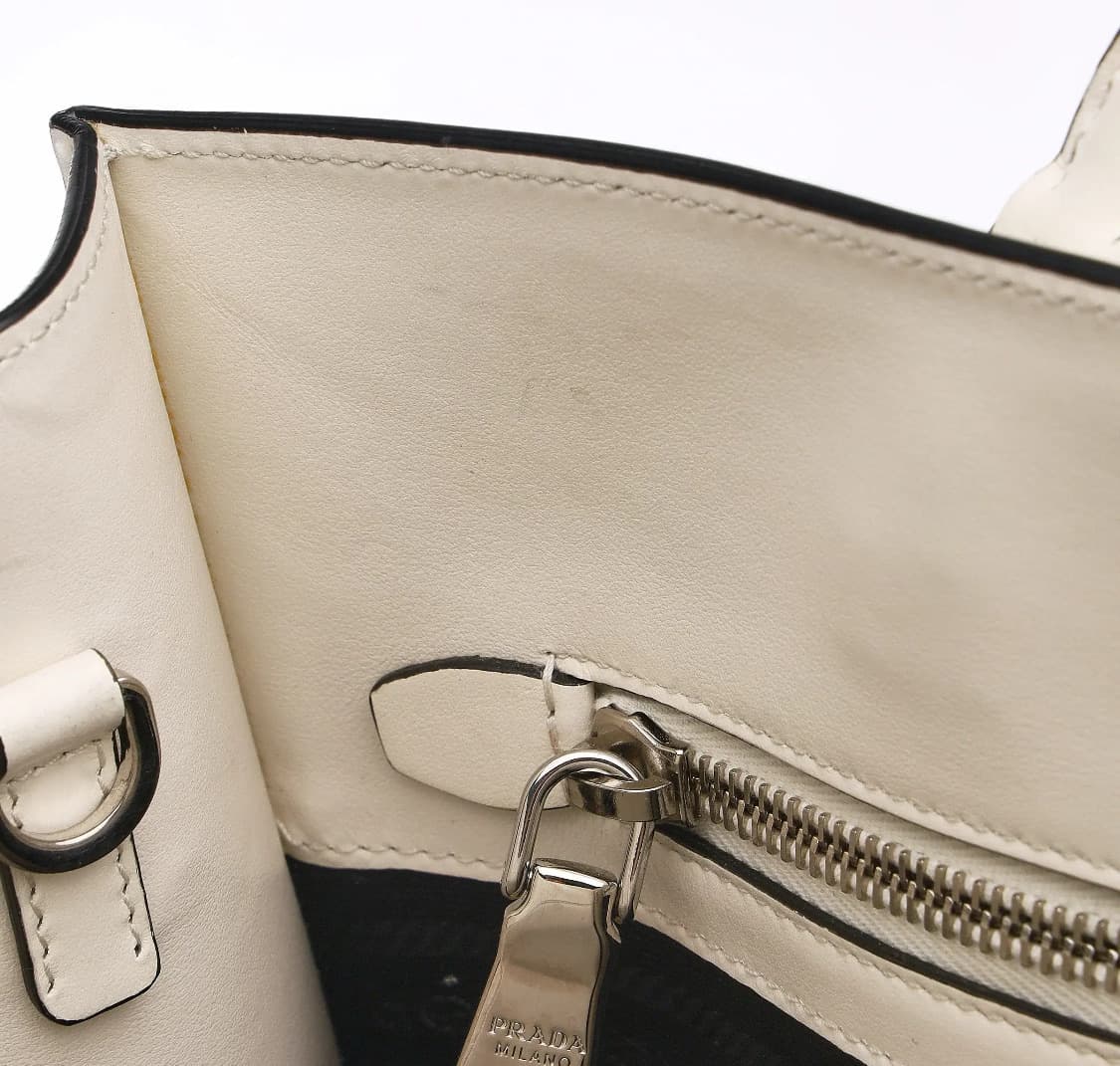 [S급] 프라다 레더 핸드백 화이트 판매합니다!!! 상품이미지6