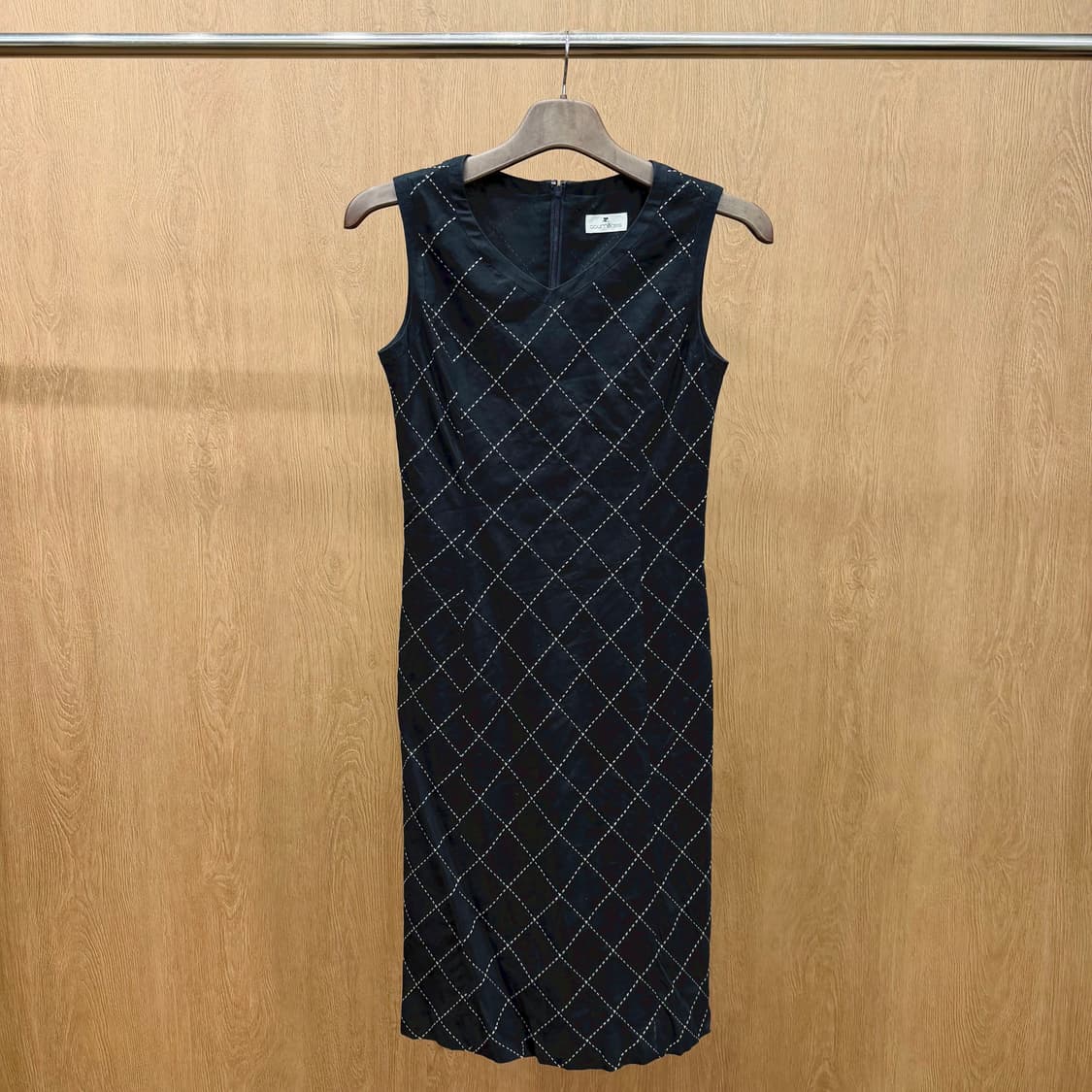 꾸레쥬 브이넥 슬리브리스 원피스 다이아몬드 퀄팅 스티치 패턴 디테일 블랙 상품이미지2