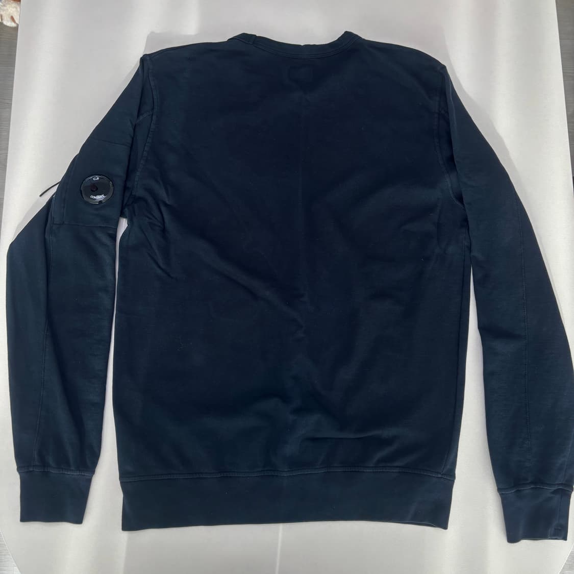 씨피 컴퍼니 21SS 렌즈 맨투맨 블랙 상품이미지3