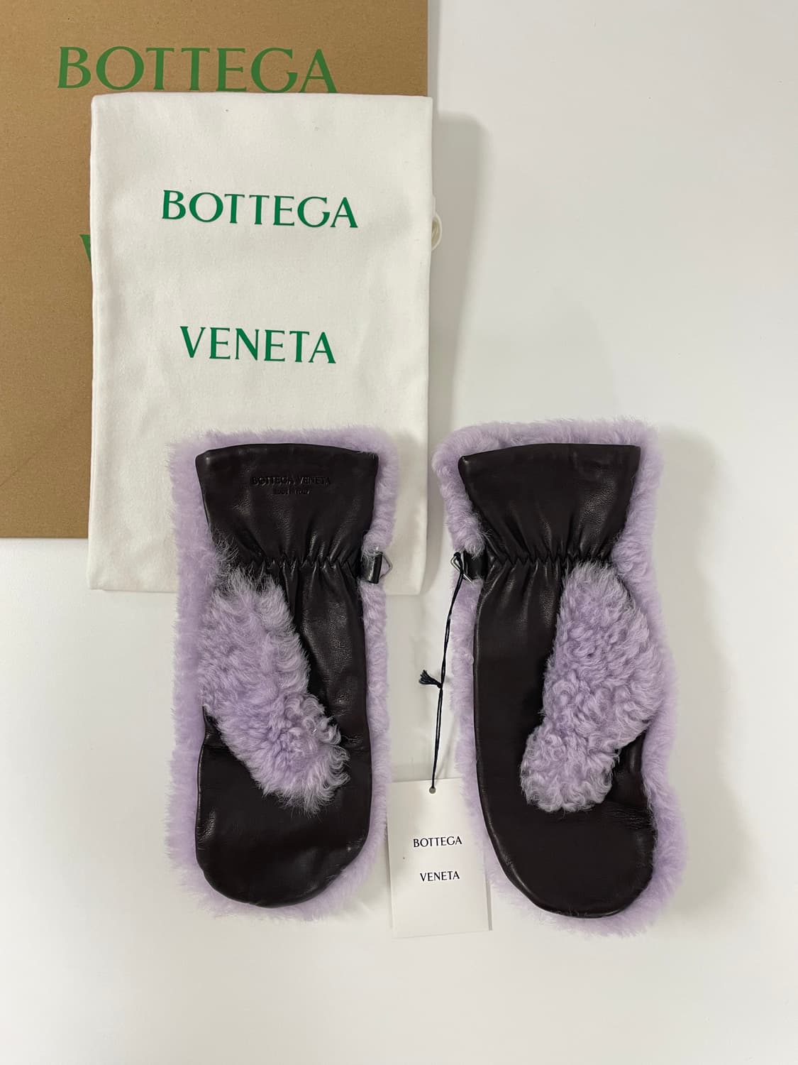 새상품 보테가 베네타 테디 시어링 레더 벙어리 장갑 라벤더 컬러 상품이미지4