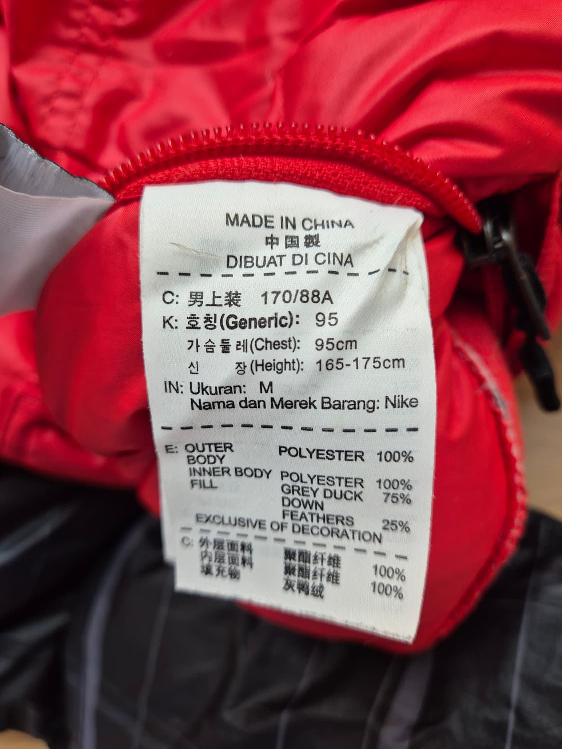 나이키 양면 패딩 M사이즈 판매합니다. 한쪽 면은 강렬한 빨간색이고 다른 상품이미지6