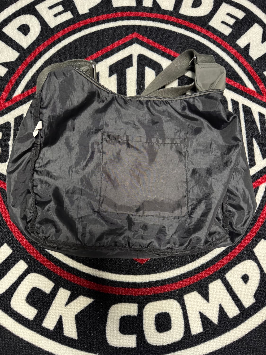 지유 숄더 크로스바디 백 그레이 상품이미지4