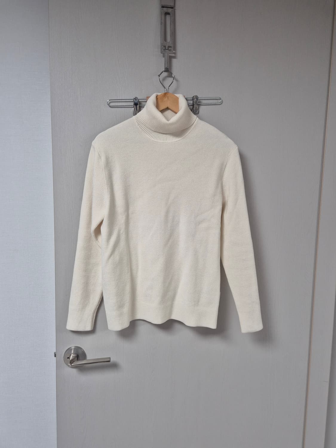 스파오 터틀넥 스웨트 95에서 100 (새상품) 상품이미지4