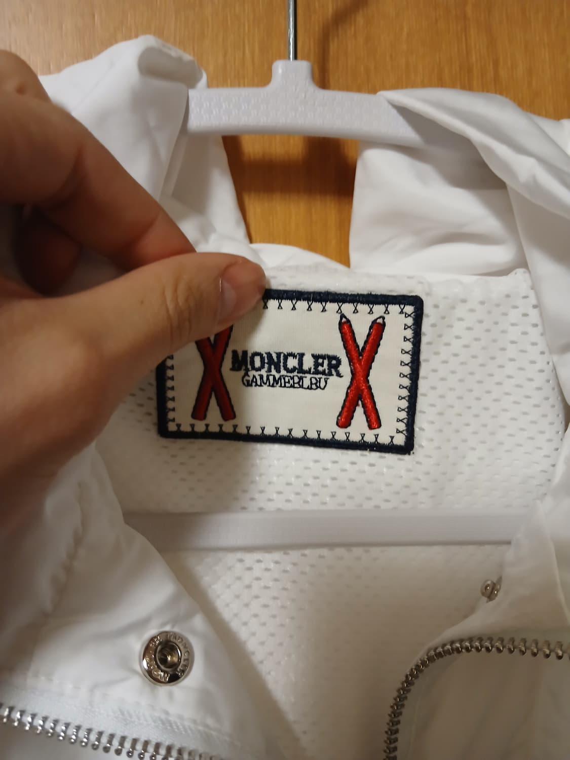 몽클레어 화이트 바람막이(XL) 상품이미지4