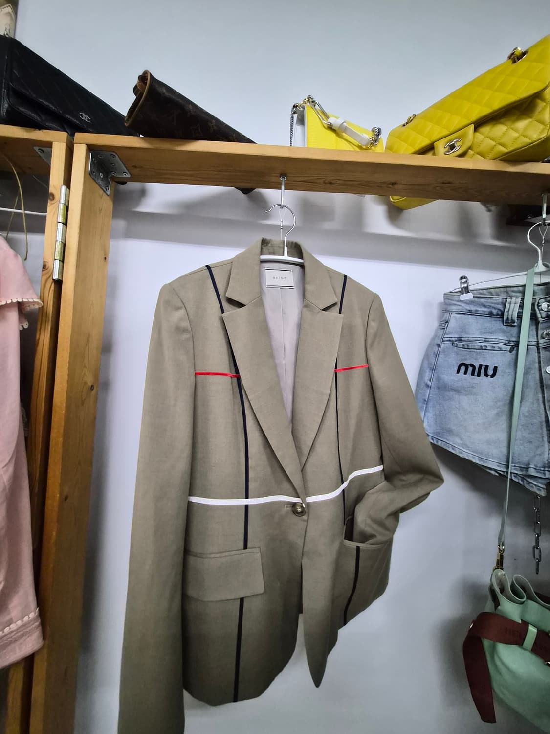 beige 핀턱 자켓. 데님 멜빵 슬릿 원피스 상품이미지4