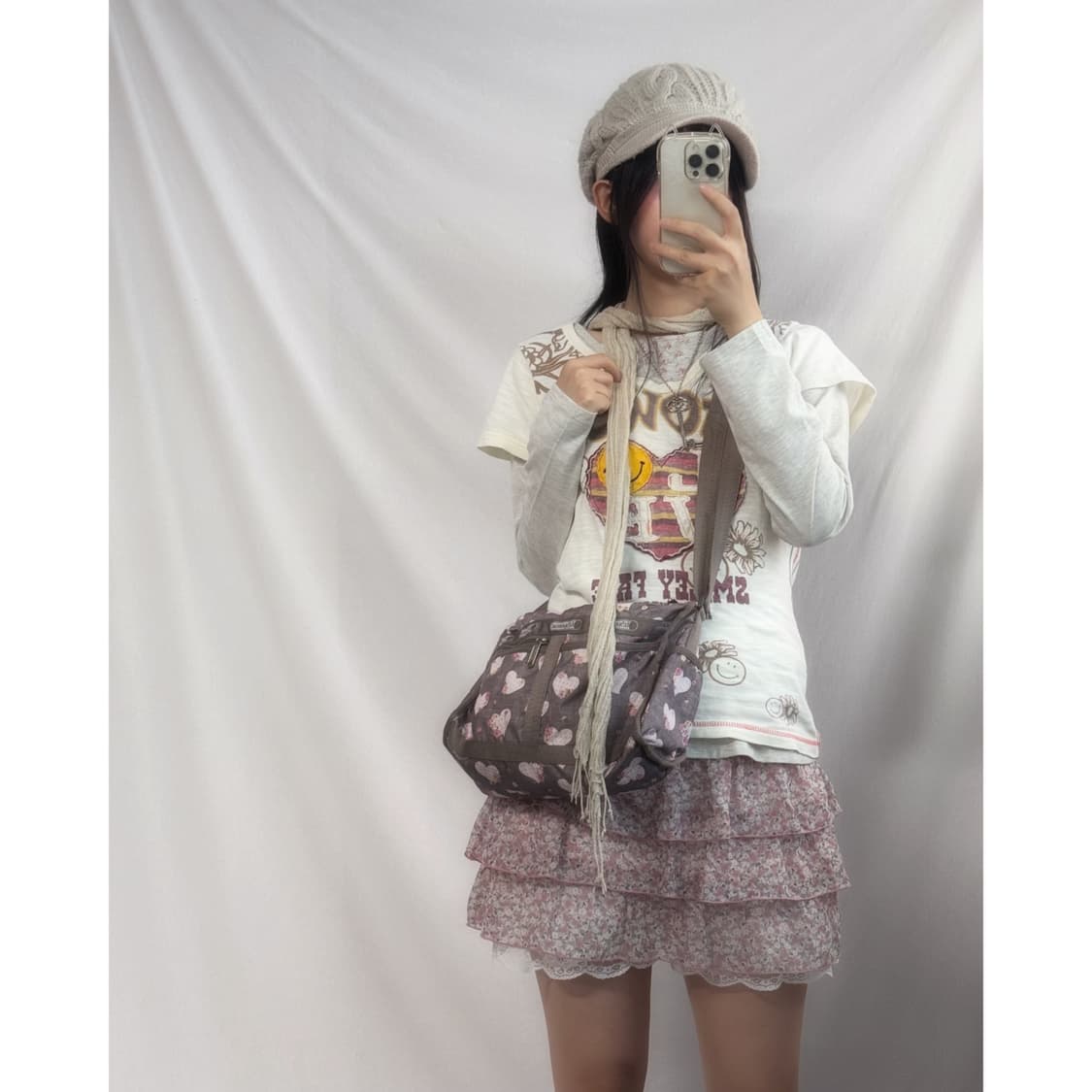 하트 패치 스티치 디테일 와이드 넥 티 상품이미지2
