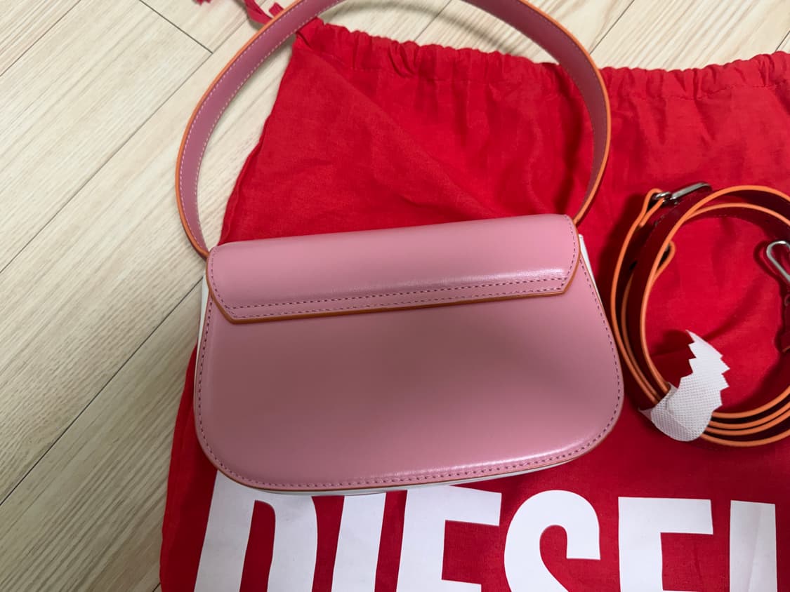 디젤 1DR 스몰 숄더백 인 나파 레더 핑크 화이트 상품이미지3