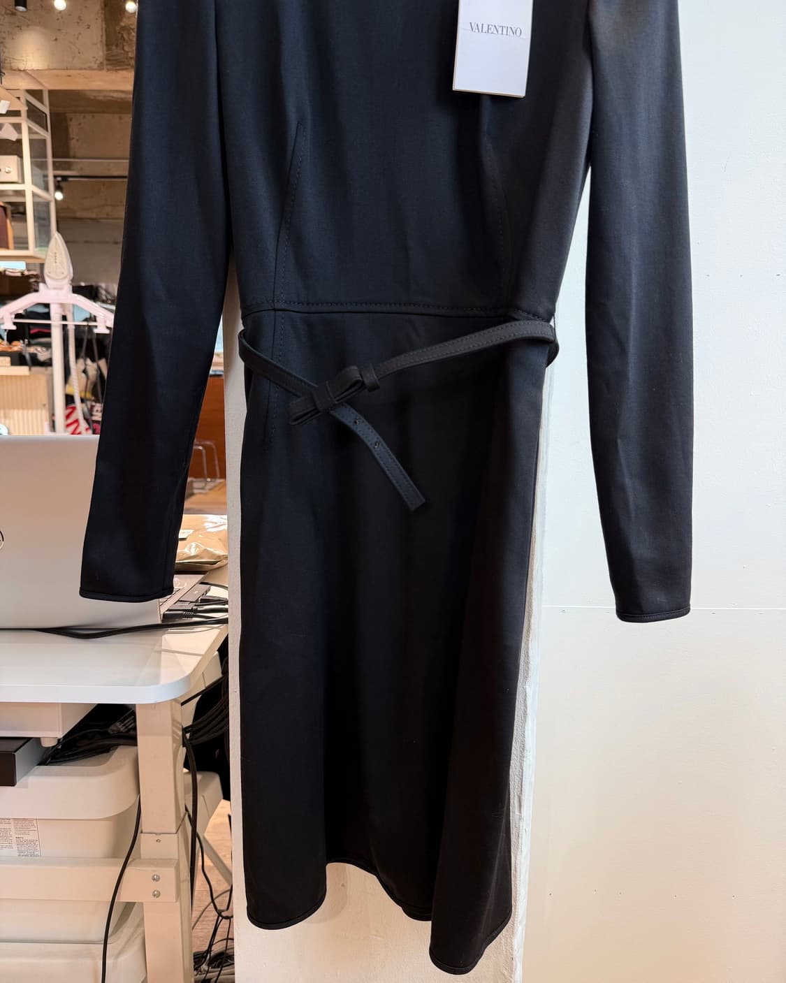 발렌티노 블랙 벨티드 미디 원피스  상품이미지4