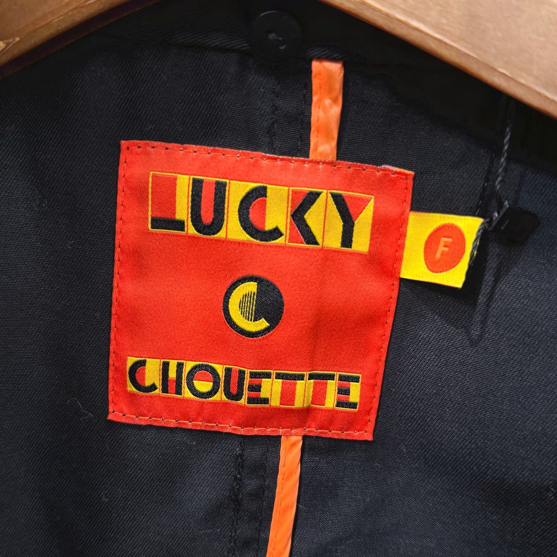 럭키슈에뜨 코튼 아웃도어 후드 자켓 플랩 포켓 스트링 디테일 블랙 상품이미지7