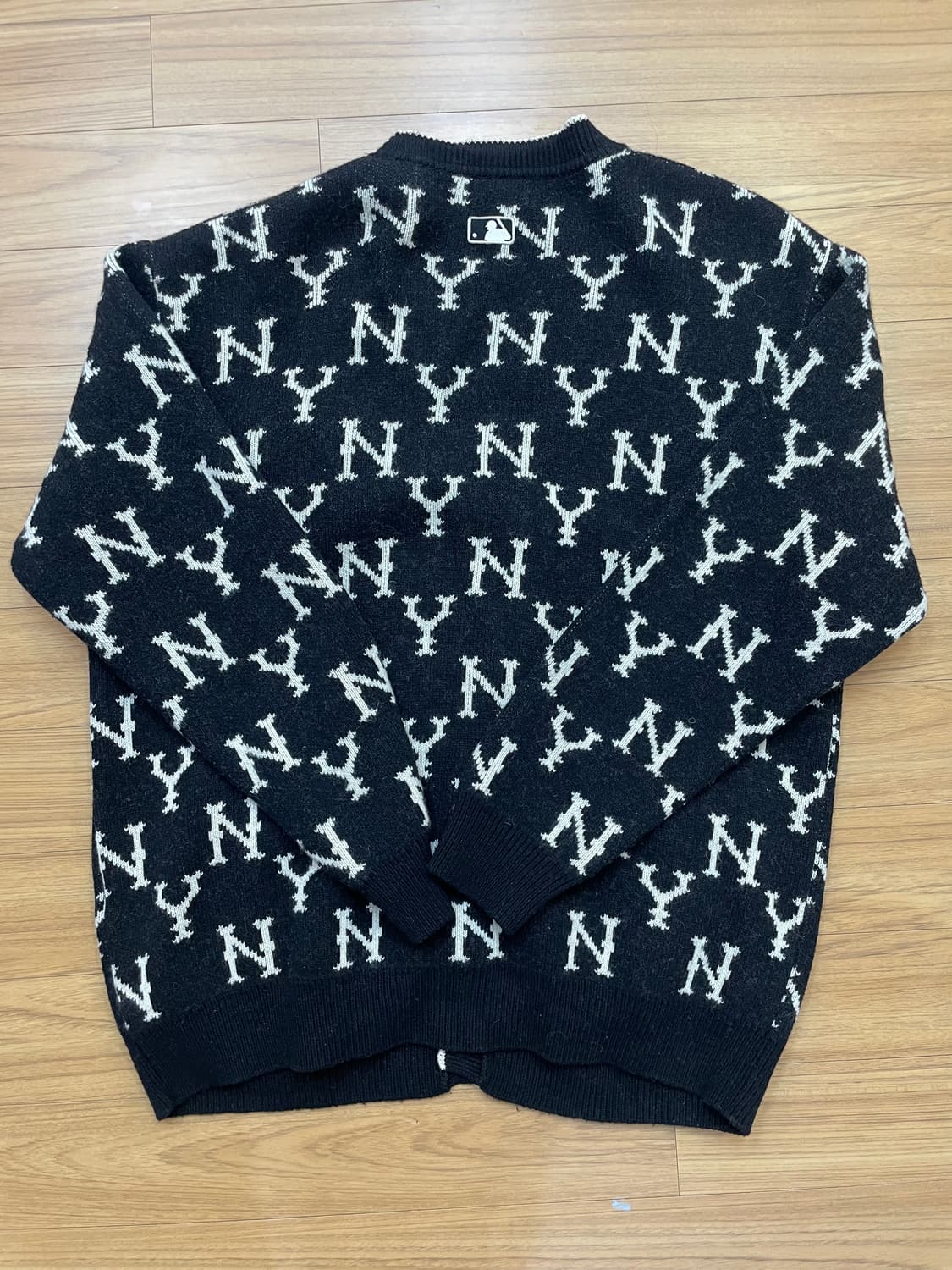 MLB NY 로고 가디건 L사이즈 판매합니다. 전체적으로 NY 로고 패턴 상품이미지2