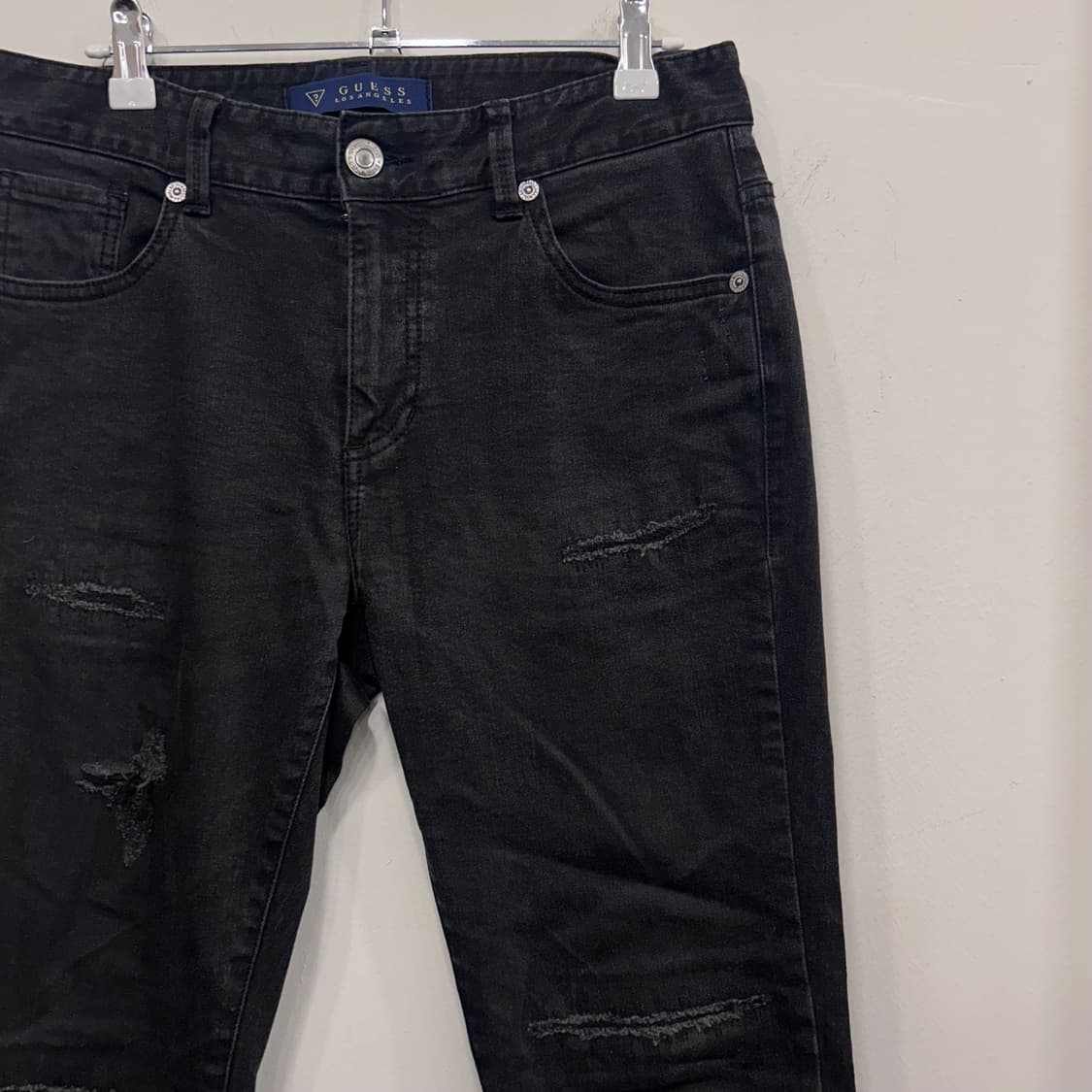 게스 슬림핏 은장 로고 절개 흑청 데님팬츠 상품이미지1