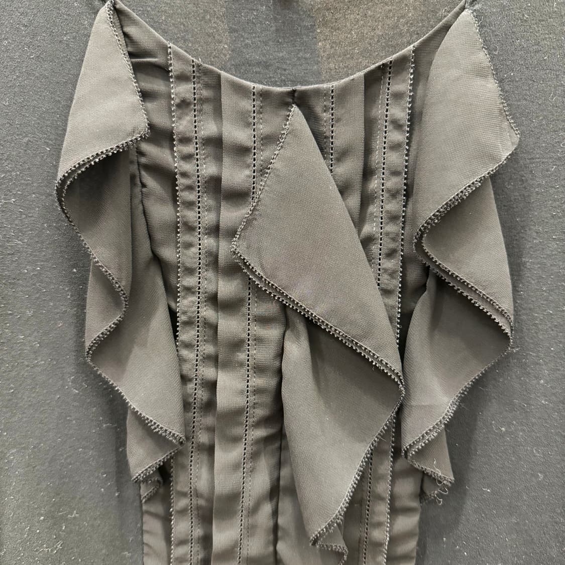 꾸레쥬 프릴 반팔 블라우스 시스루 슬리브 디테일 슬림핏 블랙 상품이미지6