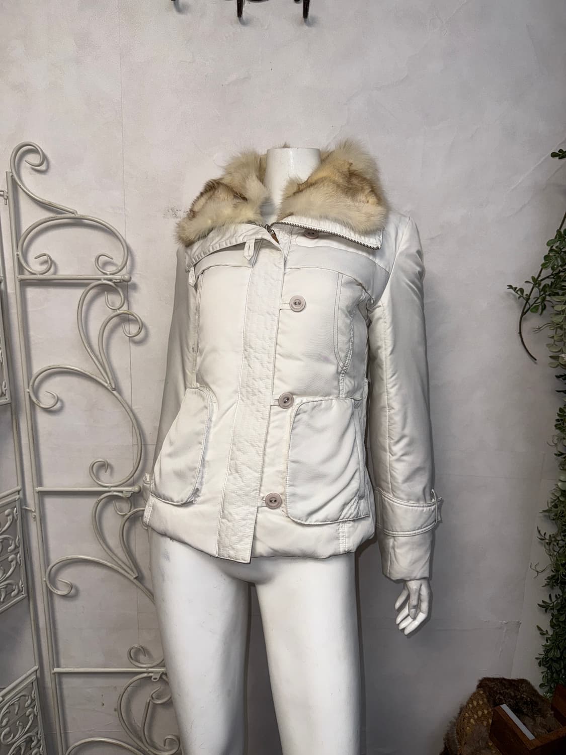 Lynn white belted buckle fox fur puffer  상품이미지7