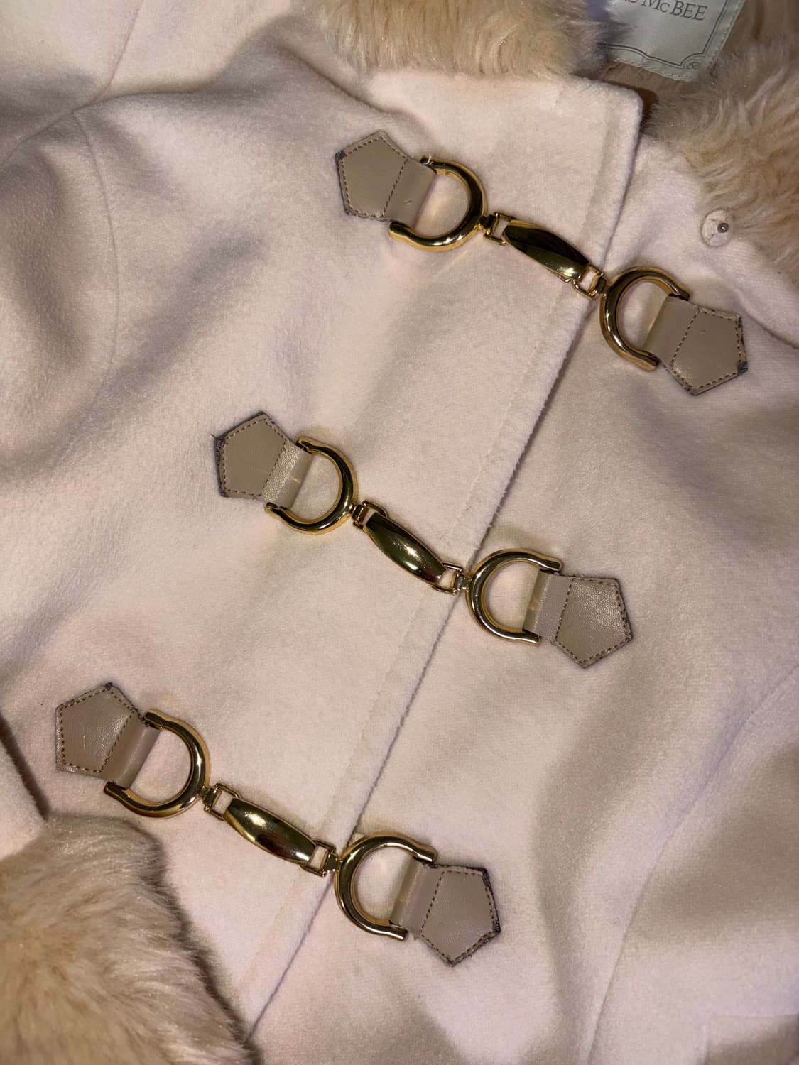 세실맥비 베이지 퍼 숏코트 금장 라떼갸루 오네갸루 가루 상품이미지1