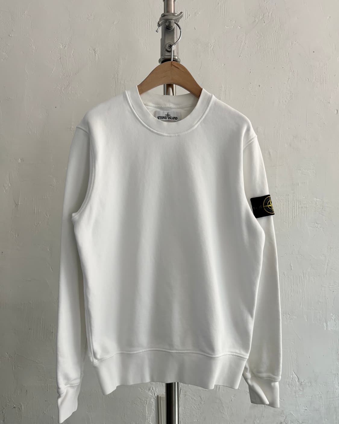 Stone Island 스톤아일랜드 화이트 컬러 와펜 맨투맨 상품이미지1