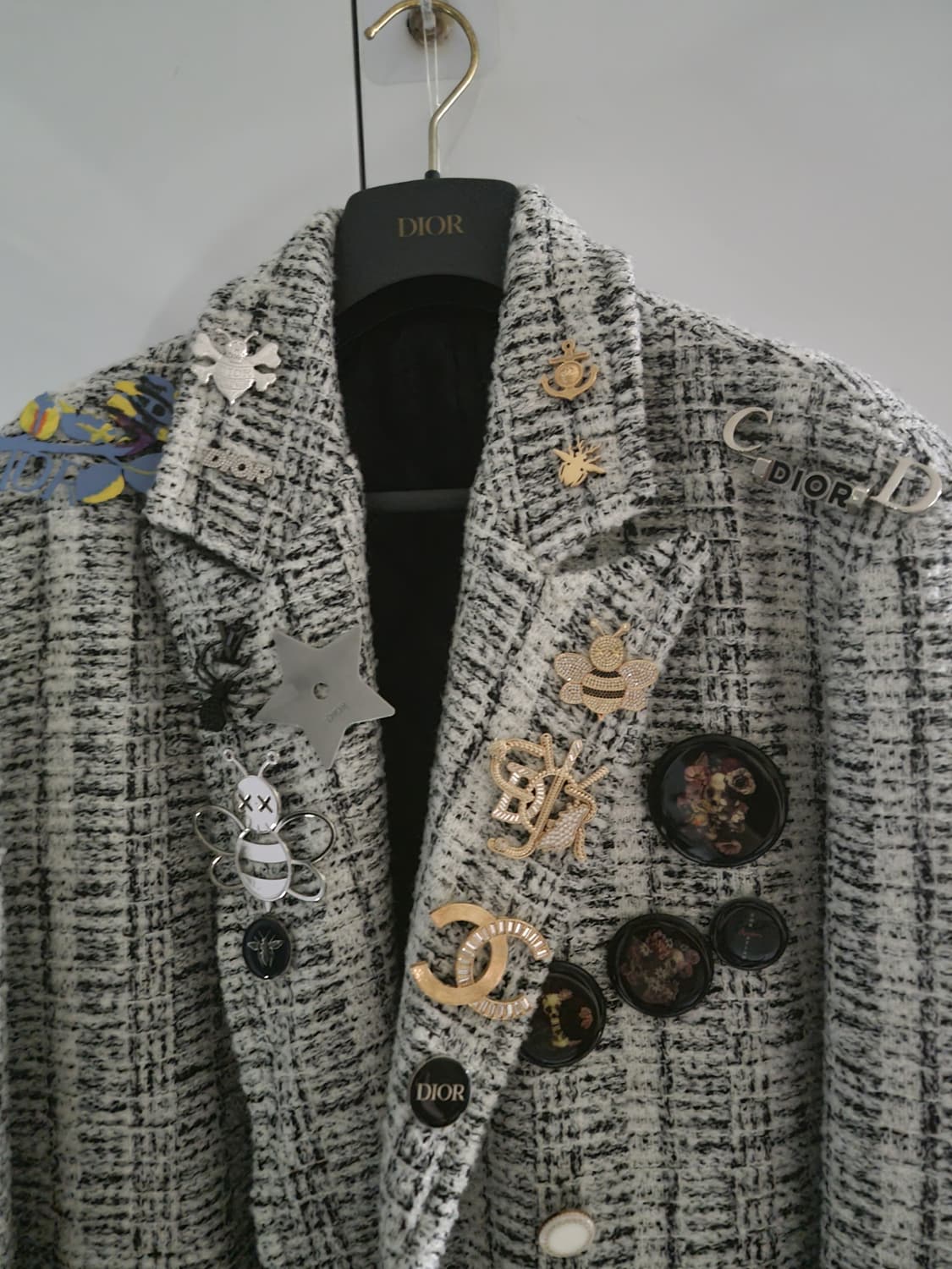 스투시 X 디올 콜라보 해골 꿀벌 브로치 상품이미지7