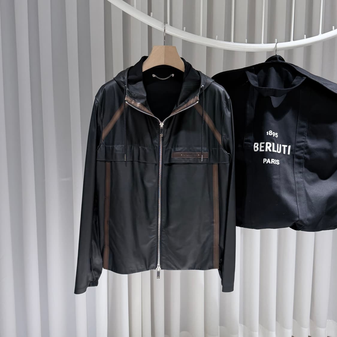 (A/46) / 벨루티 로고 패치 레더 후드 자켓 상품이미지3