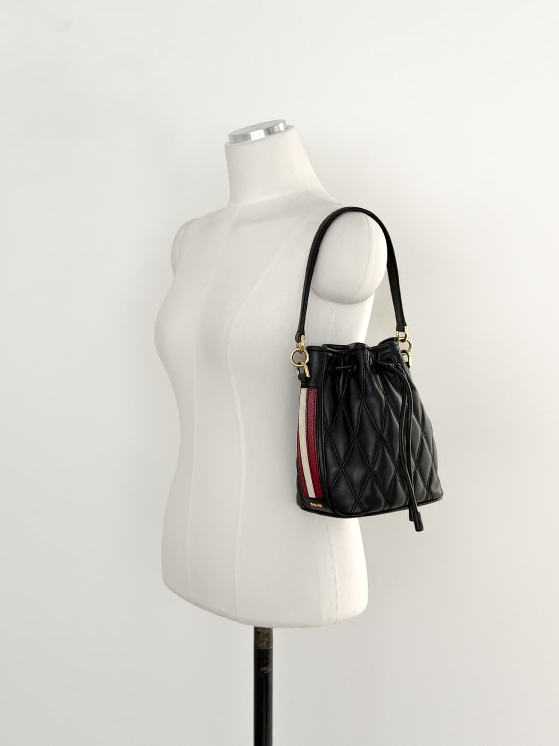 발리 퀼팅 레더 드로우스트링 버킷백 상품이미지2