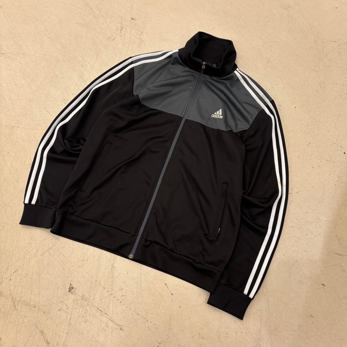 아디다스 투톤 이큅먼트 트랙탑 져지 상품이미지1