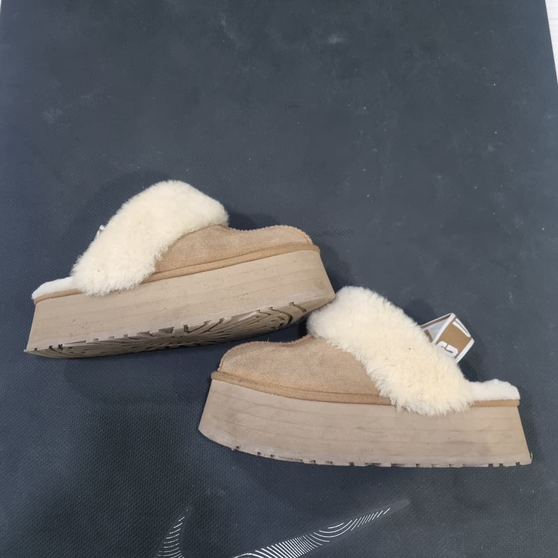 UGG 플랫폼슬리퍼 상품이미지3