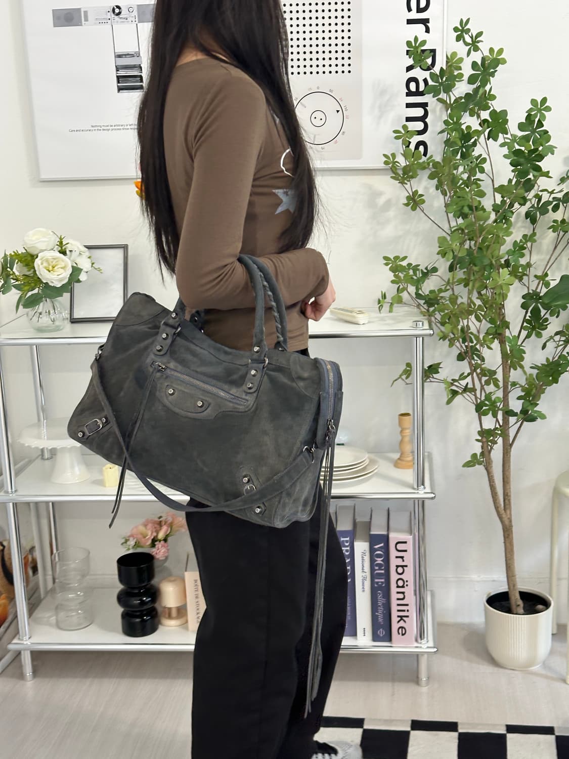 ❌거래중[A 정품] 발렌시아가 시티 모터백 미디움 스웨이드 그레이 상품이미지6