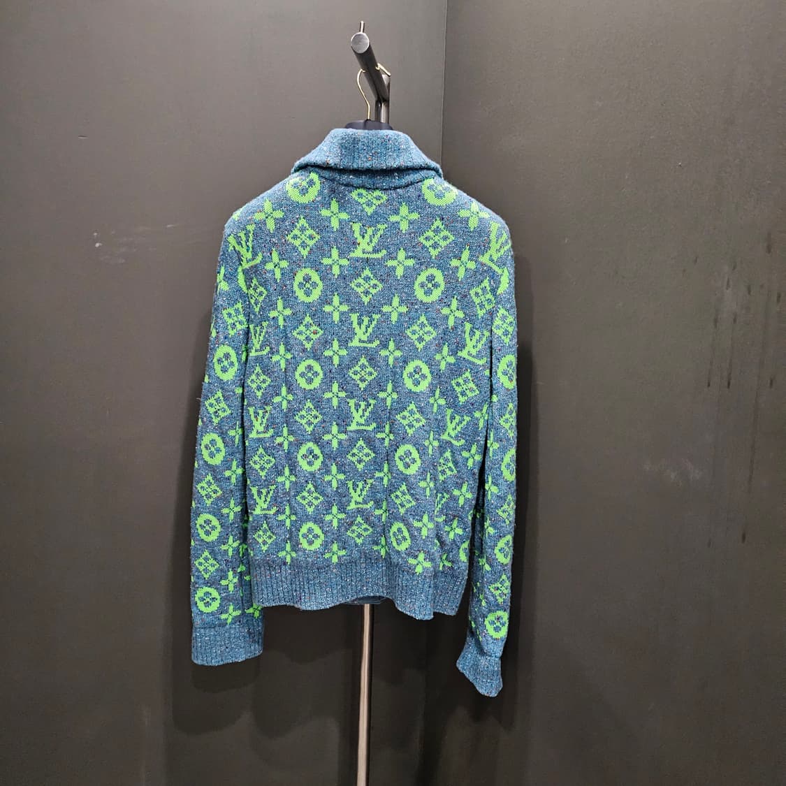 루이비통 모노그램 시그니처 레귤러 리브드 울 가디건 상품이미지4