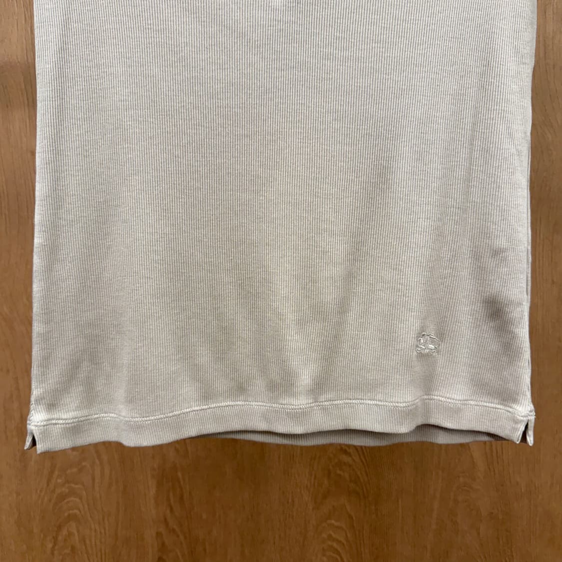 버버리 런던 반팔 티셔츠 골지 버튼 로고 디테일 슬림핏 베이지 상품이미지5