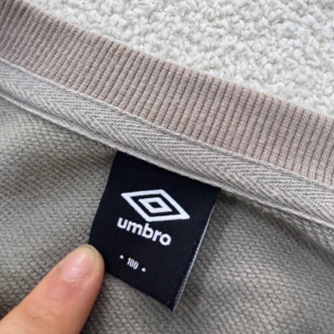 100 엄브로 에센셜 스몰로고 맨투맨 0306E 상품이미지3