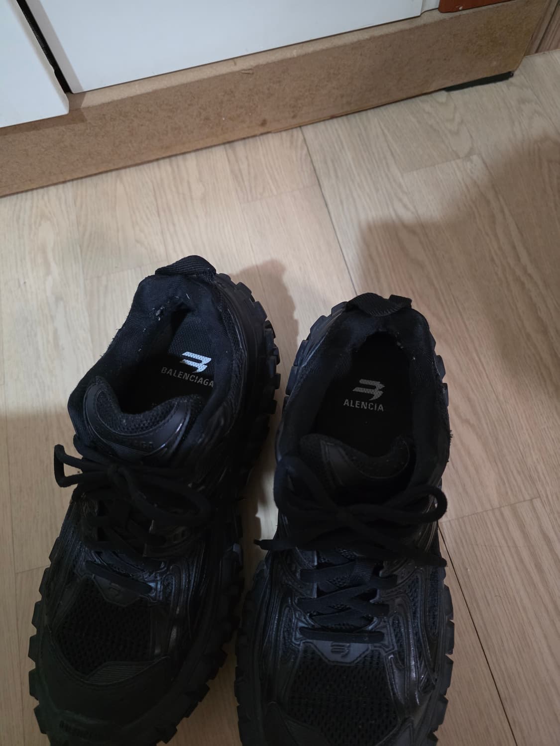 발렌시아가 디펜더42 상품이미지3