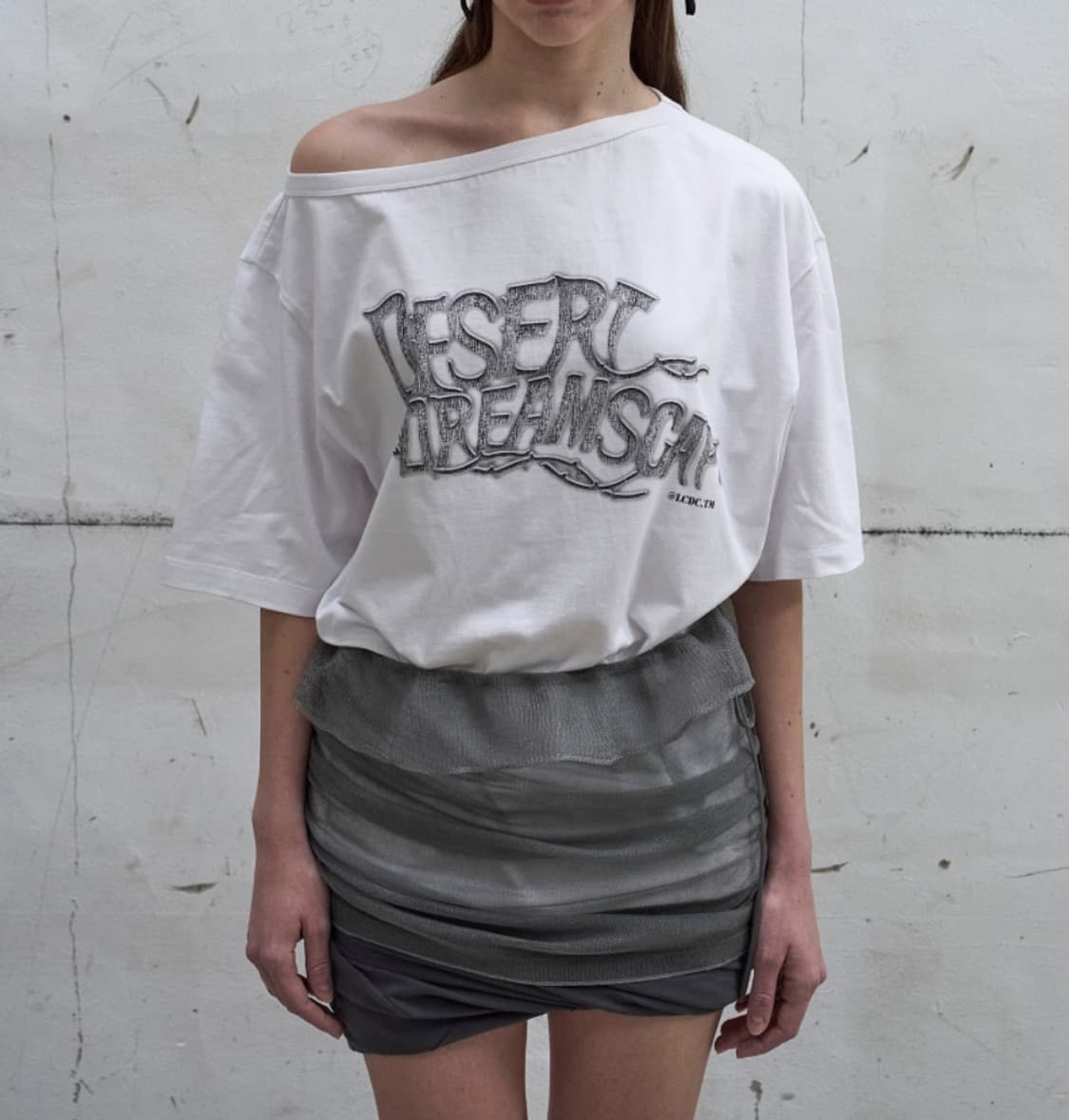 LCDC ASYMMETRIC PRINTED T-SHIRT 오프숄더 티셔츠 상품이미지3