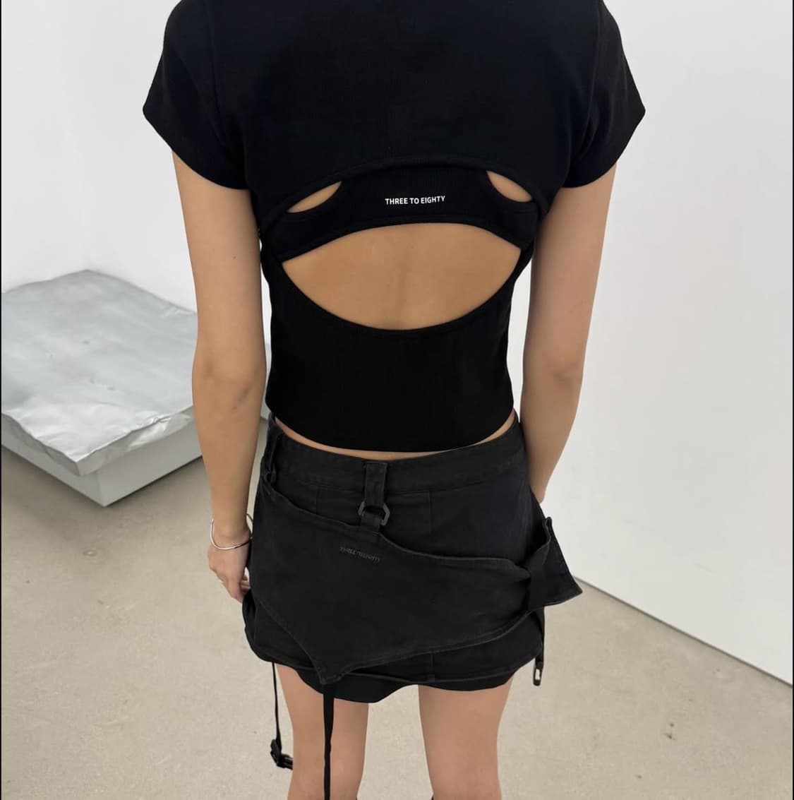 쓰리투에이티 BACK CUT-OUT PANEL TEE BLACK 상품이미지4