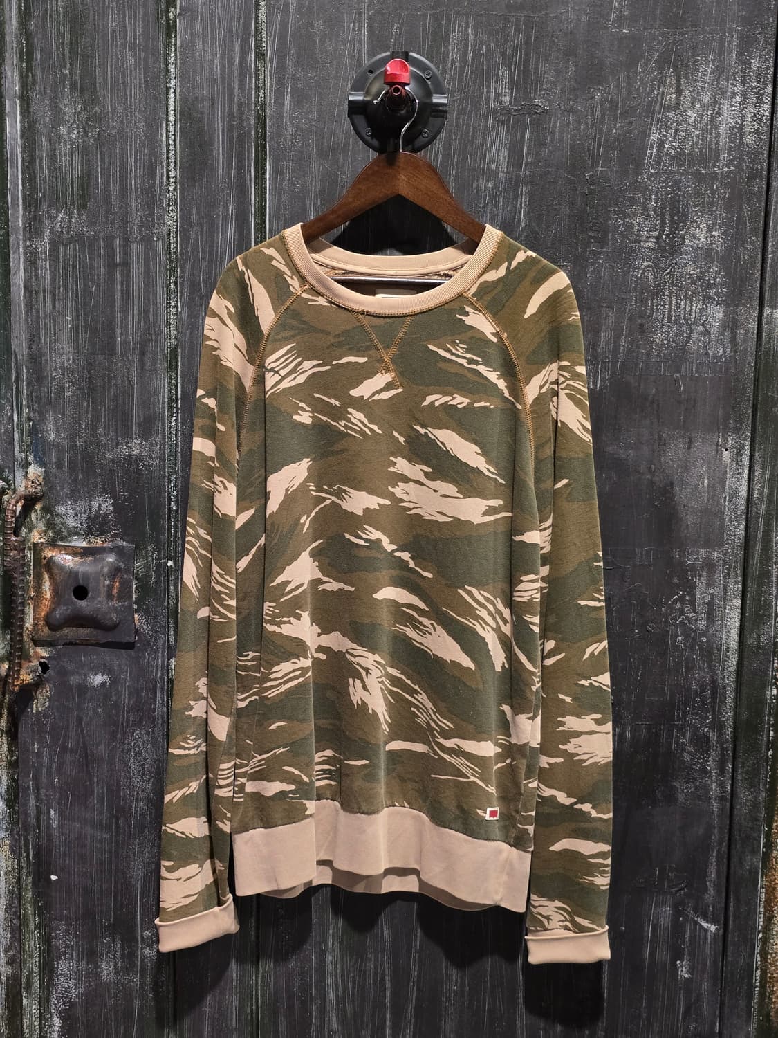 Camouflage Raglan Sleeve Sweatshirt 상품이미지1