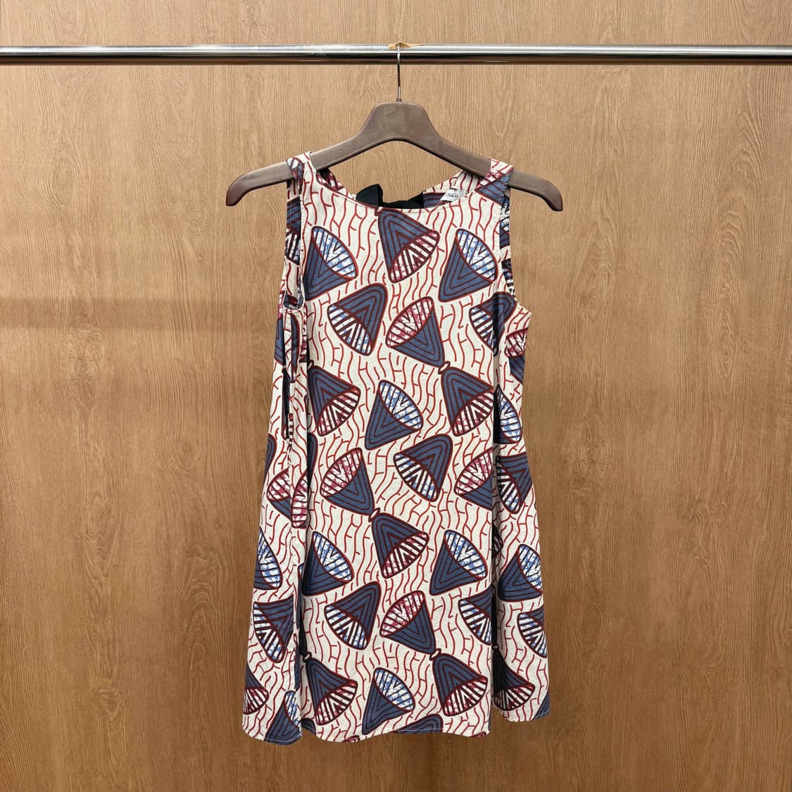 막스앤코 슬리브리스 미디 원피스 기하학 패턴 리본 디테일 멀티컬러 상품이미지2