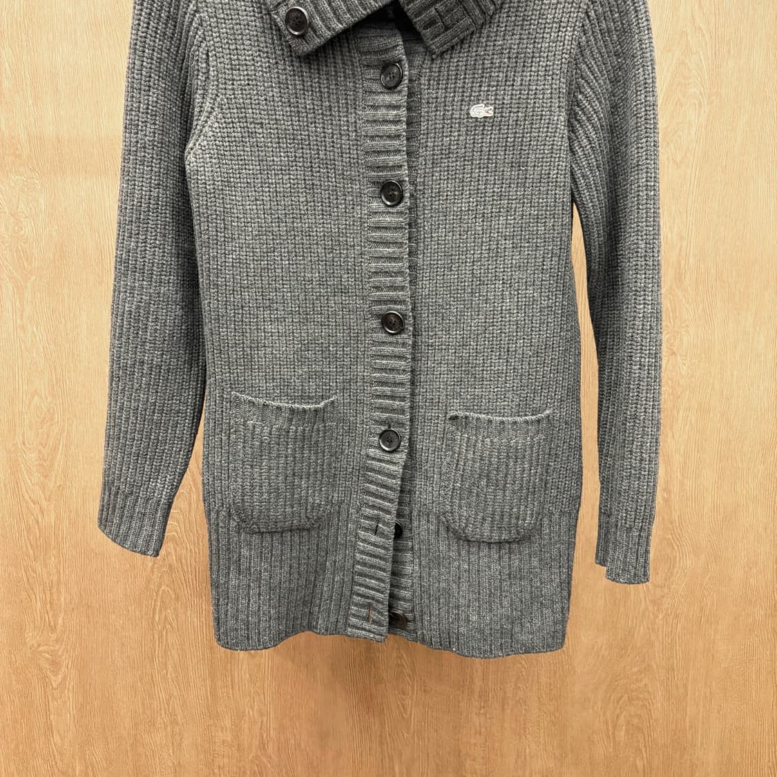 라코스테 하이넥 울 니트 가디건 배색 버튼 로고 자수 디테일 다크 그레이 상품이미지5