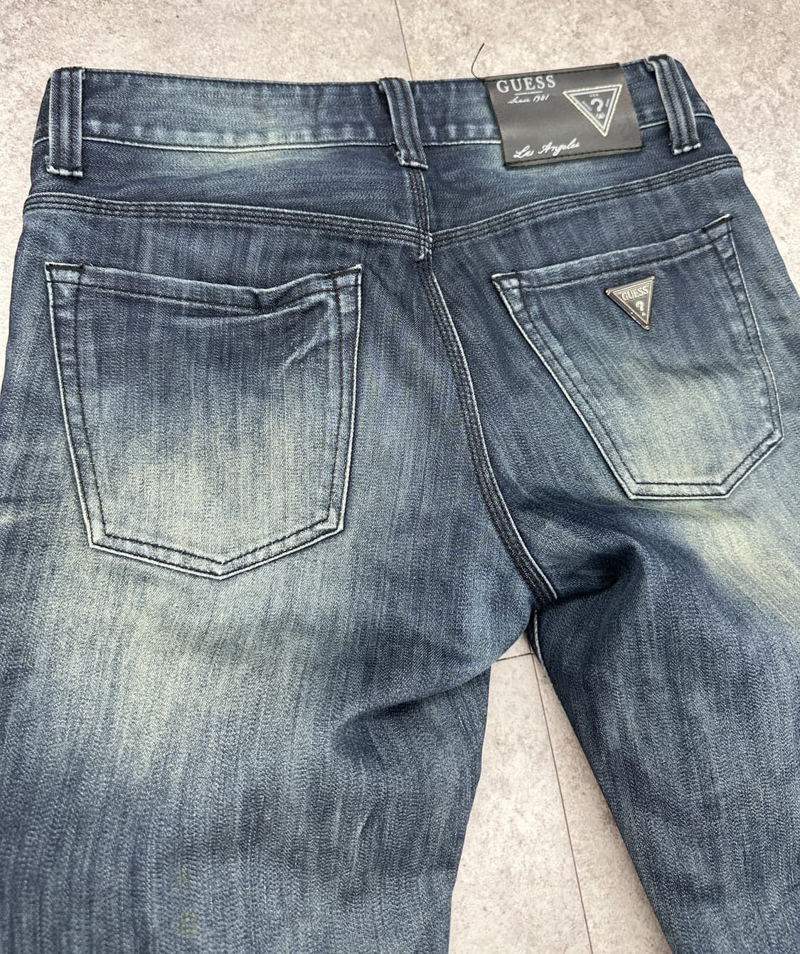 Guess 주름 가공 워싱진 상품이미지4