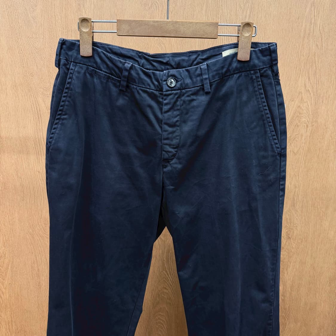 버버리 런던 코튼 팬츠 사이드 힙 포켓 로고 자수 디테일 딥 네이비 상품이미지4