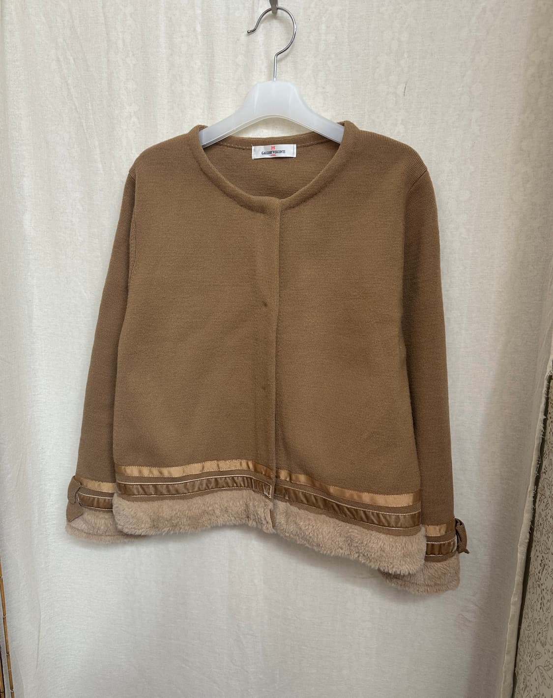 gallery visconti 리본 퍼 라떼 가디건 상품이미지2