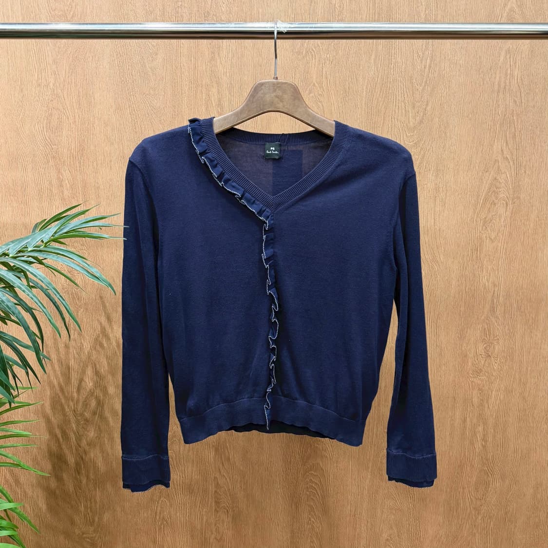 폴스미스 브이넥 코튼 긴팔 니트 프릴 러플 라인 디테일 레귤러핏 네이비 상품이미지1