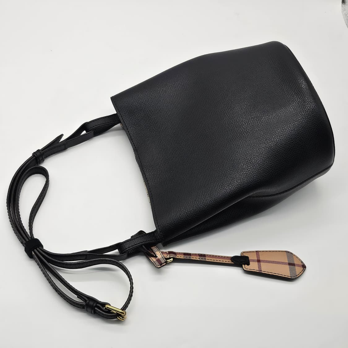 정품 버버리 헤이마켓 론 버킷백 상품이미지3