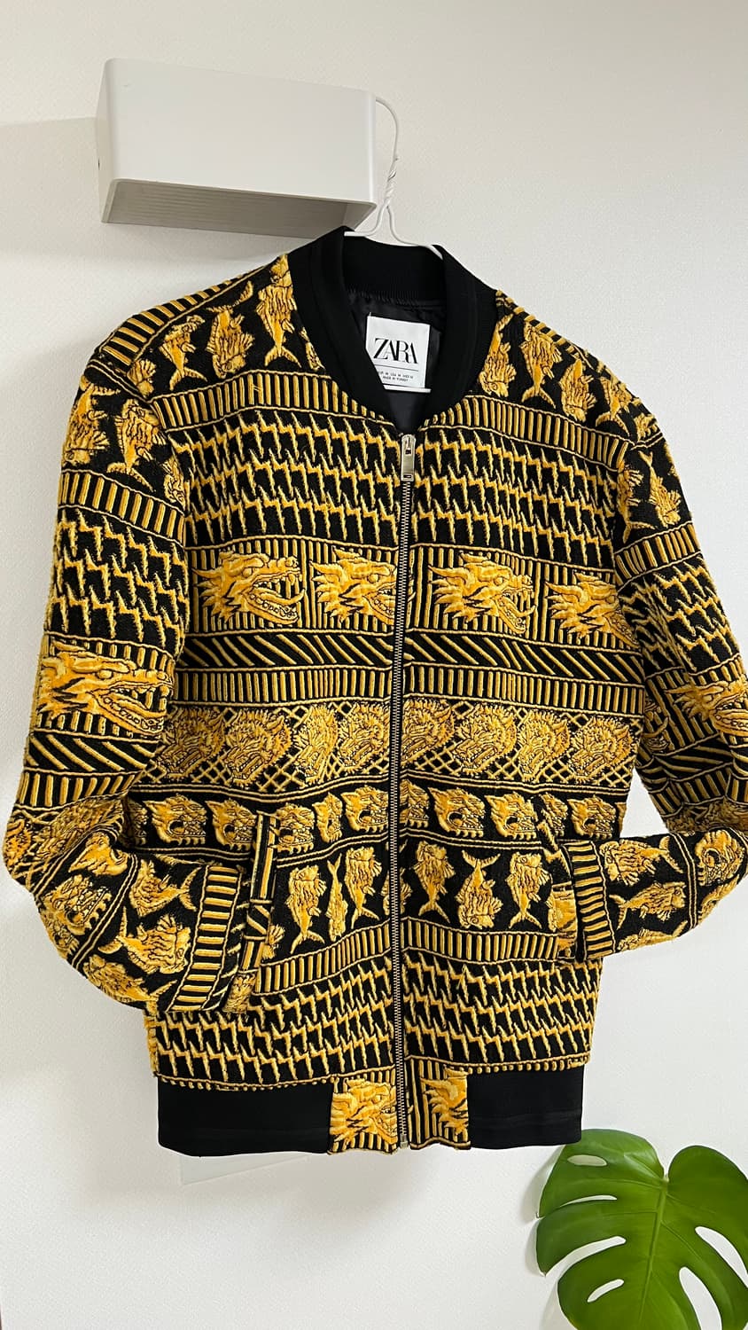 자라(Zara)의 블랙 앤 옐로우 드래곤 자수 봄버 재킷 상품이미지1