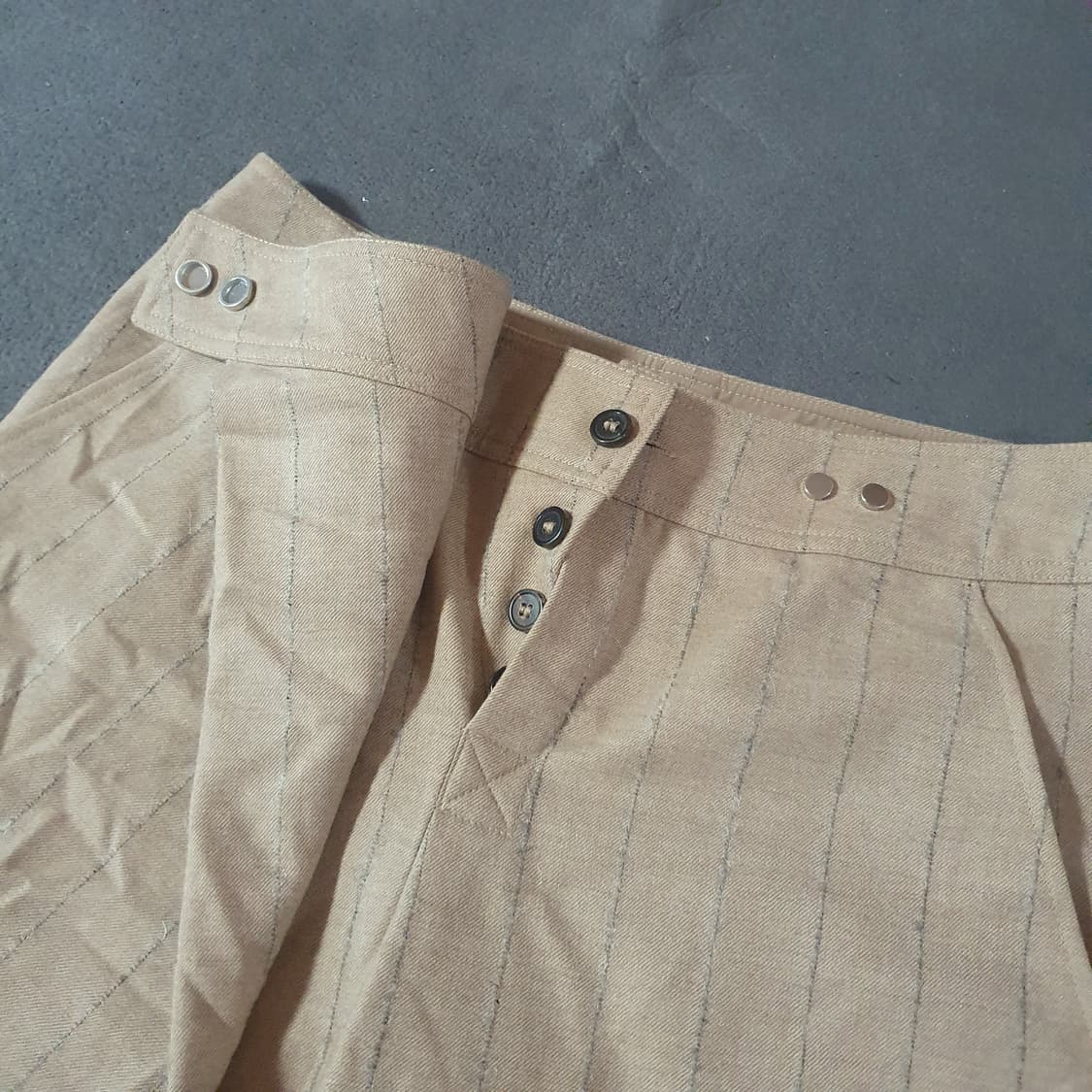 NEHERA 네헤라 비대칭 울 7부 슬랙스 팬츠 상품이미지3