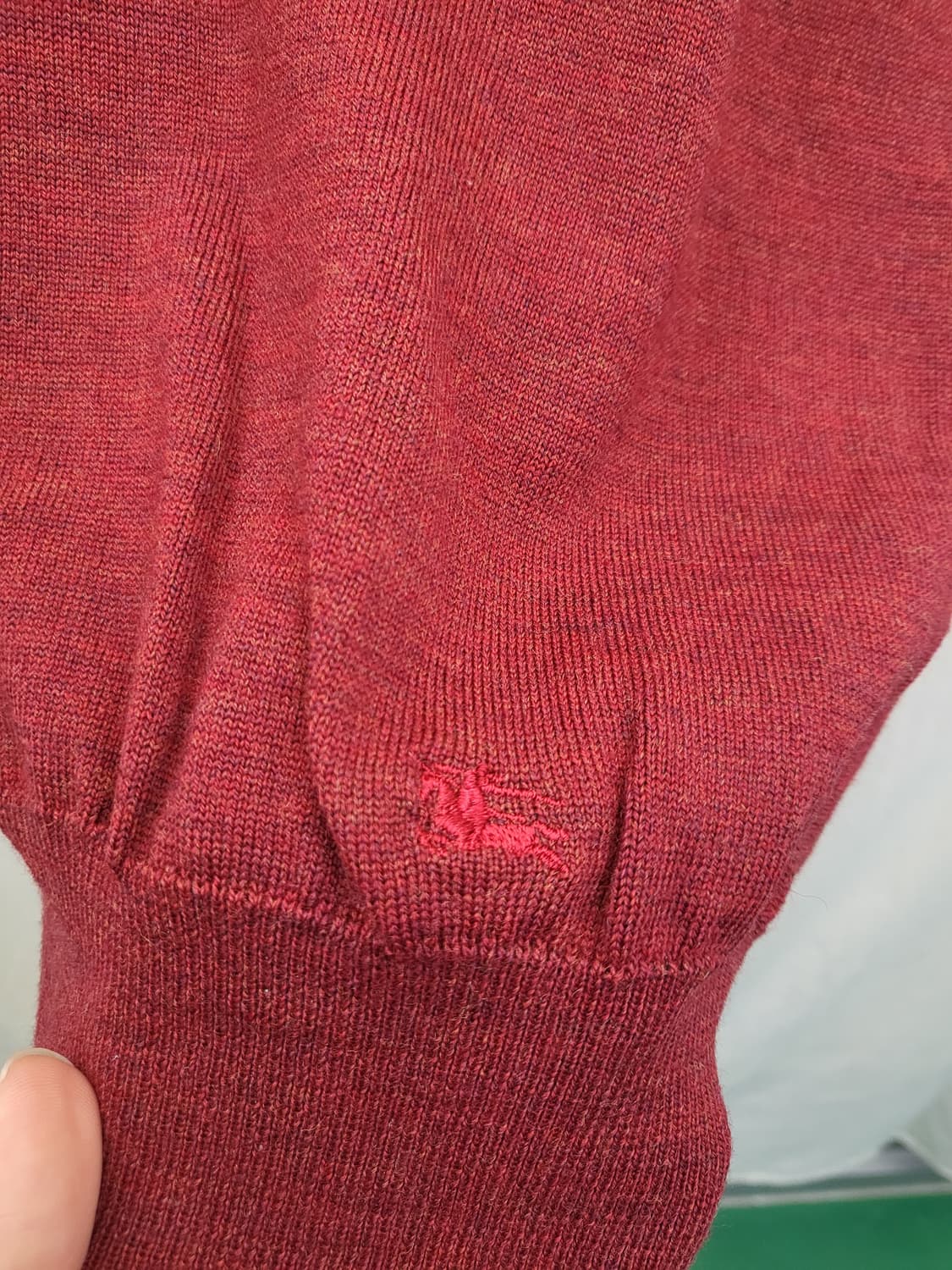 버버리 브이넥 니트 버건디 상품이미지4