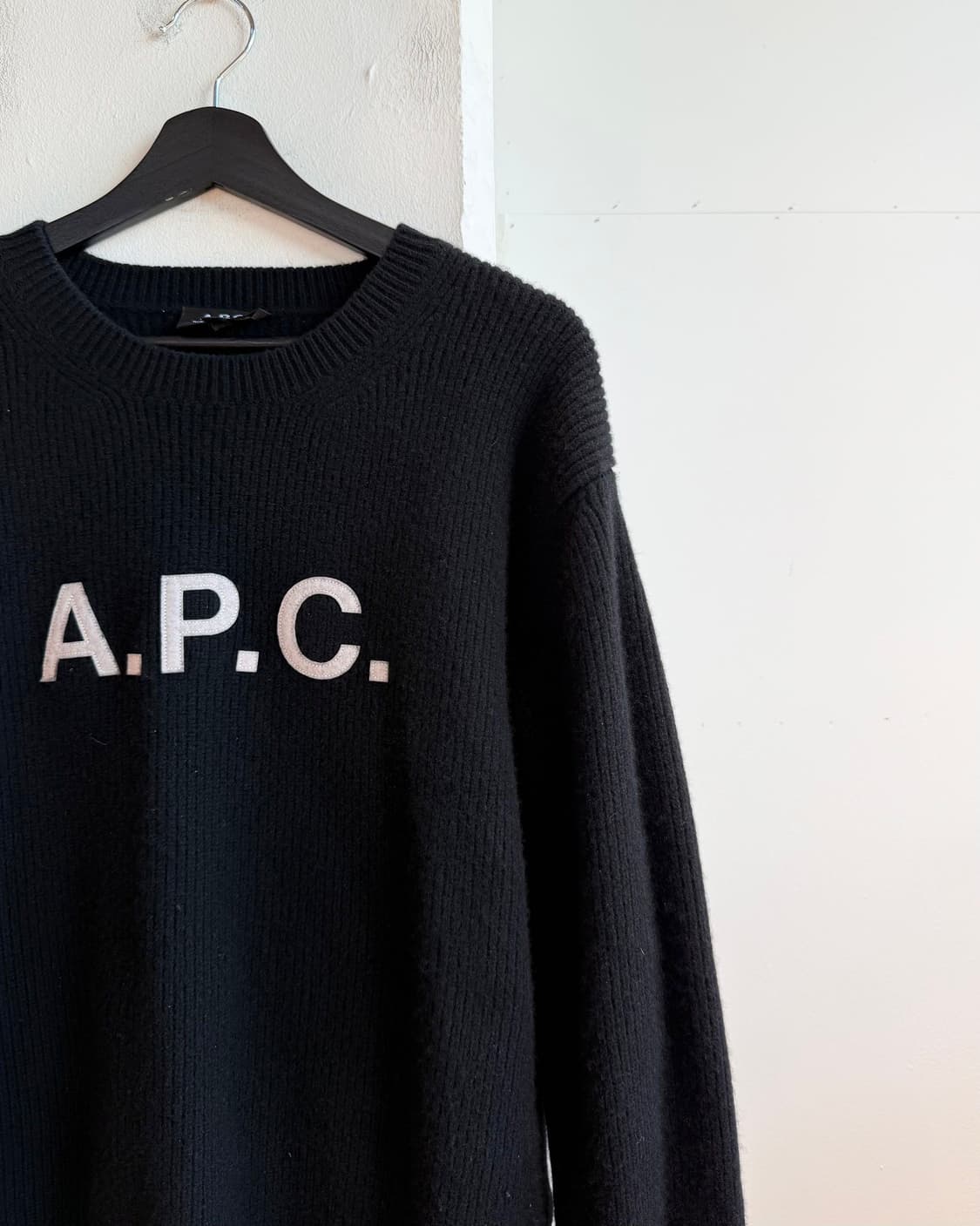 아페쎄 블랙 로고 디테일 크루넥 니트  상품이미지4