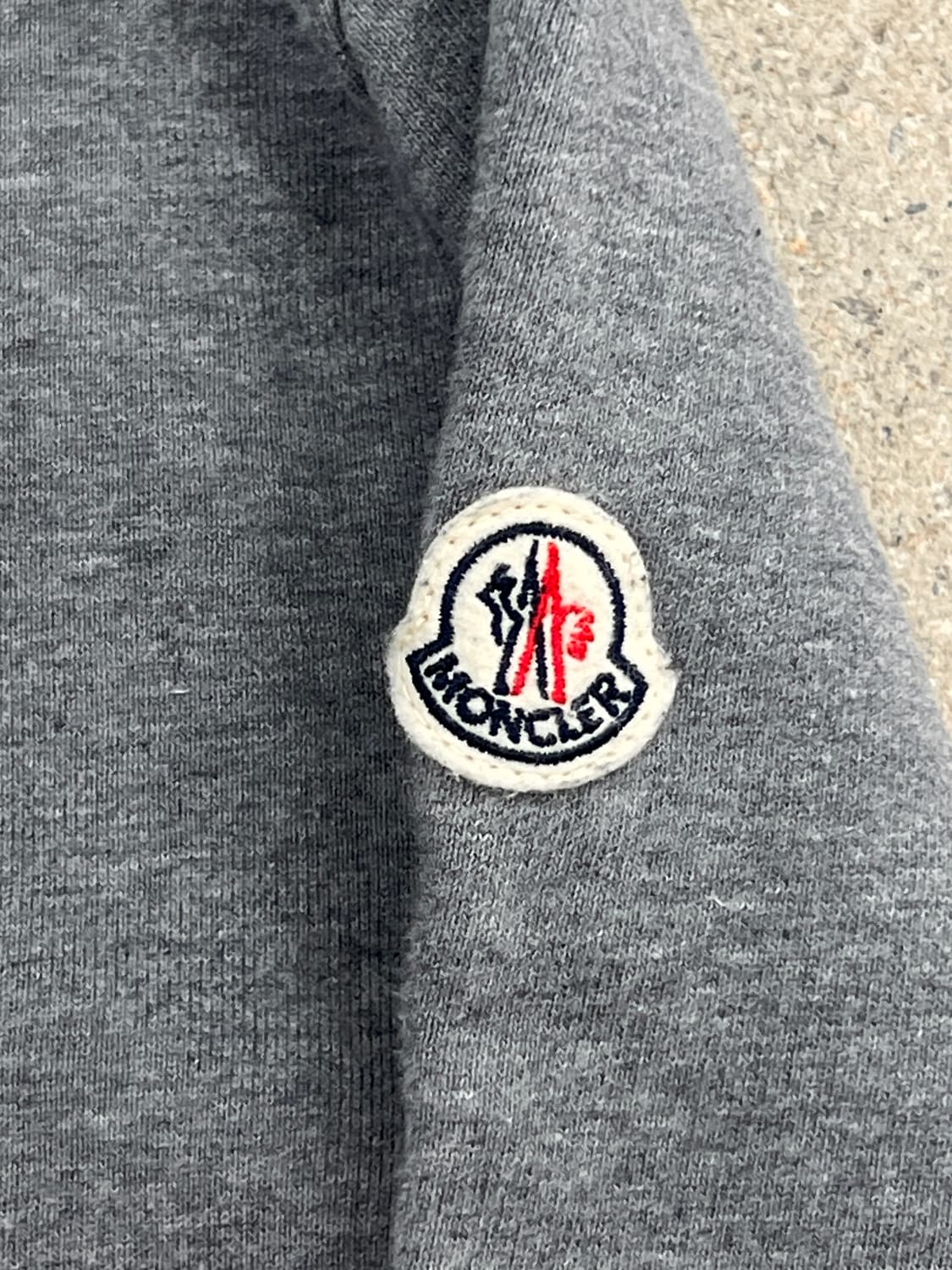 몽클레어 와펜 빅로고 그레이 맨투맨 상품이미지6
