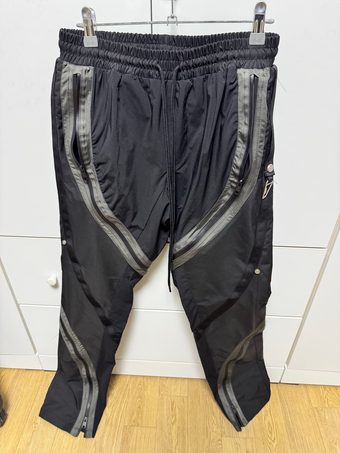 언더마이카 리전.01 트위스트 지퍼 라인 테이핑 팬츠 블랙 올리브 상품이미지1