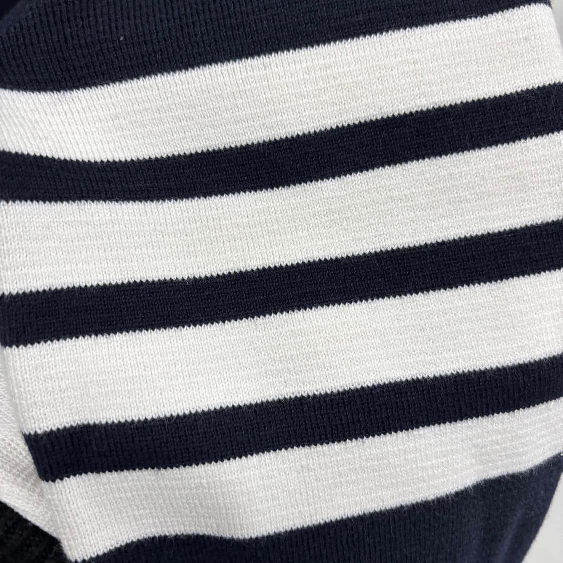 [2]톰브라운 사선완장 밀리노스티치 금장 니트 상품이미지2