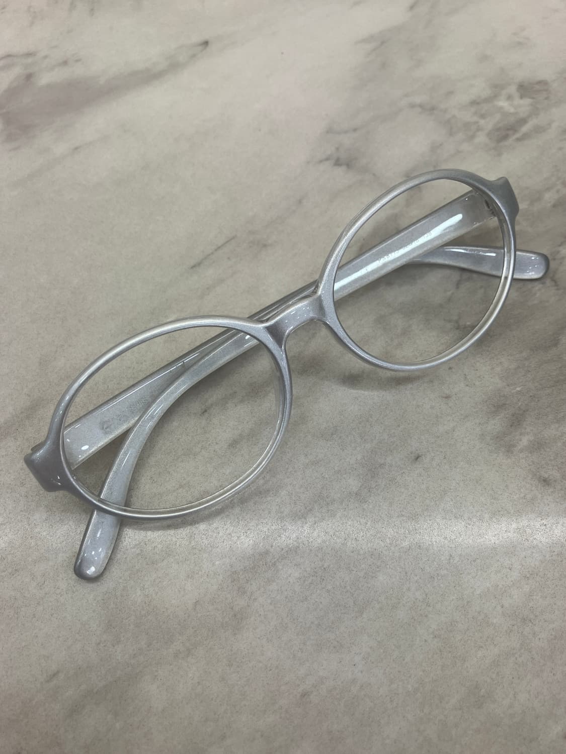 폴리 스위스 Poly swiss 글리터 실버 유광 오벌 뿔테 안경 상품이미지1