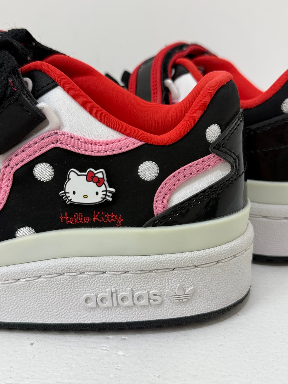 Adidas × Hello Kitty 스니커즈 상품이미지5